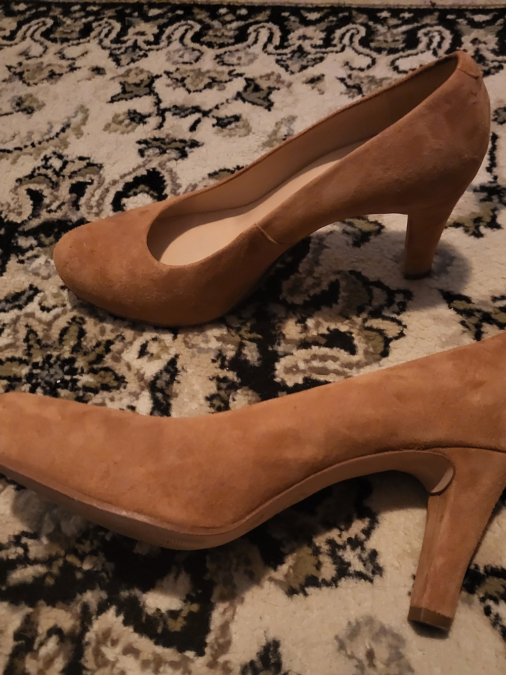 Women's Tan Suede Classic Pump